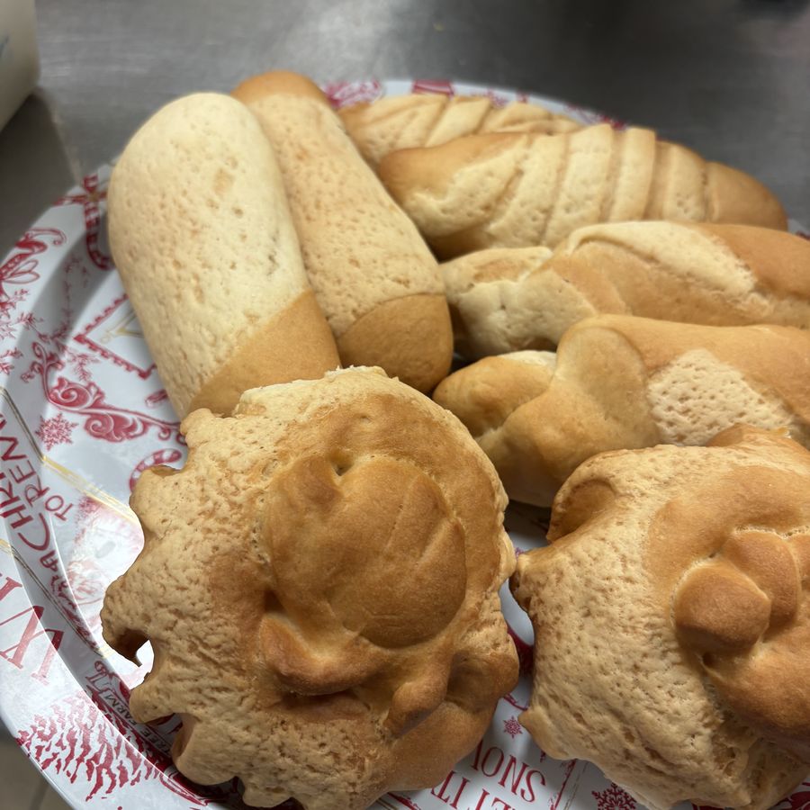 Cachitos y pan dulce en una bandeja